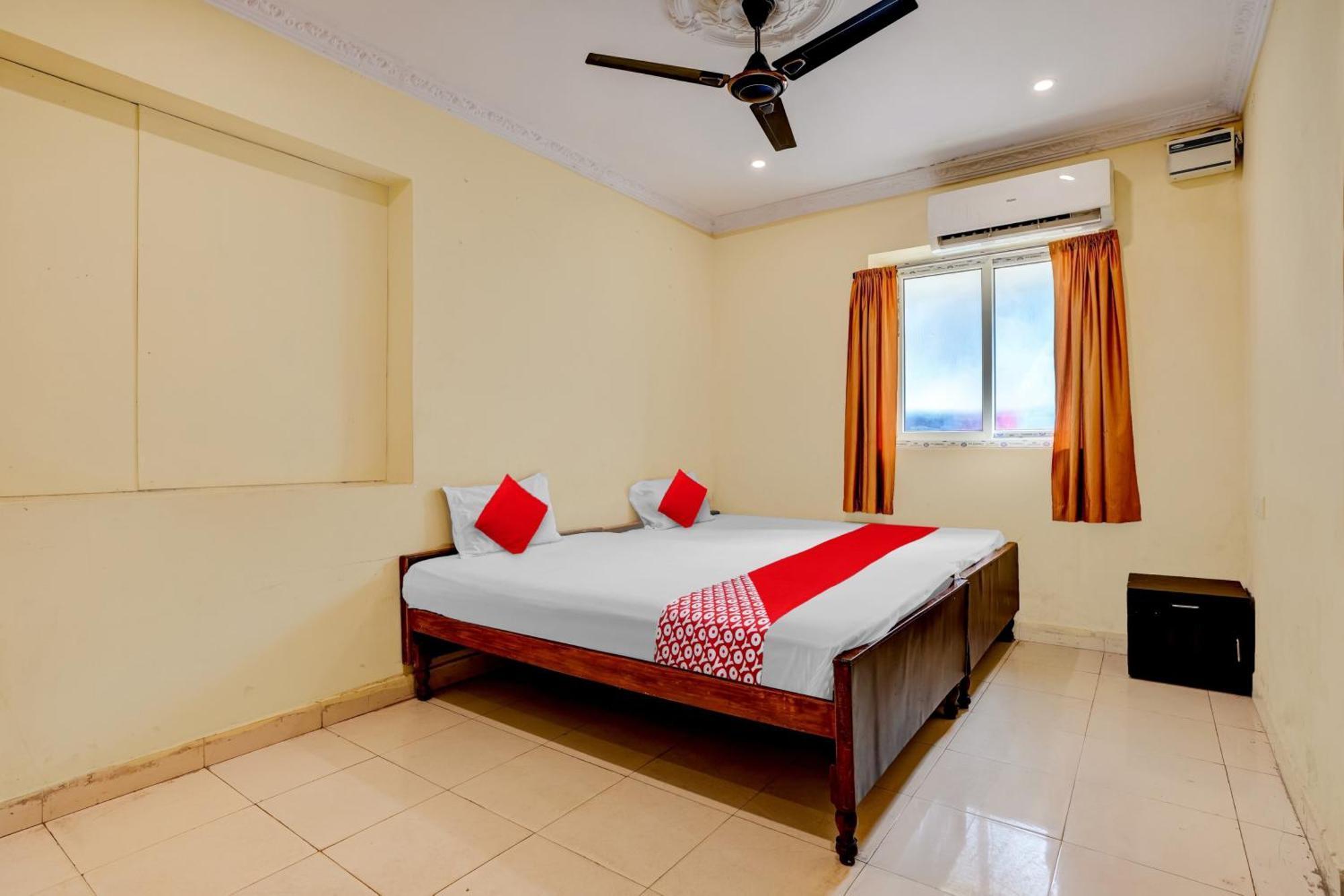 Oyo Royal Visakha Beach Guest House Visakhapatnam Exterior foto